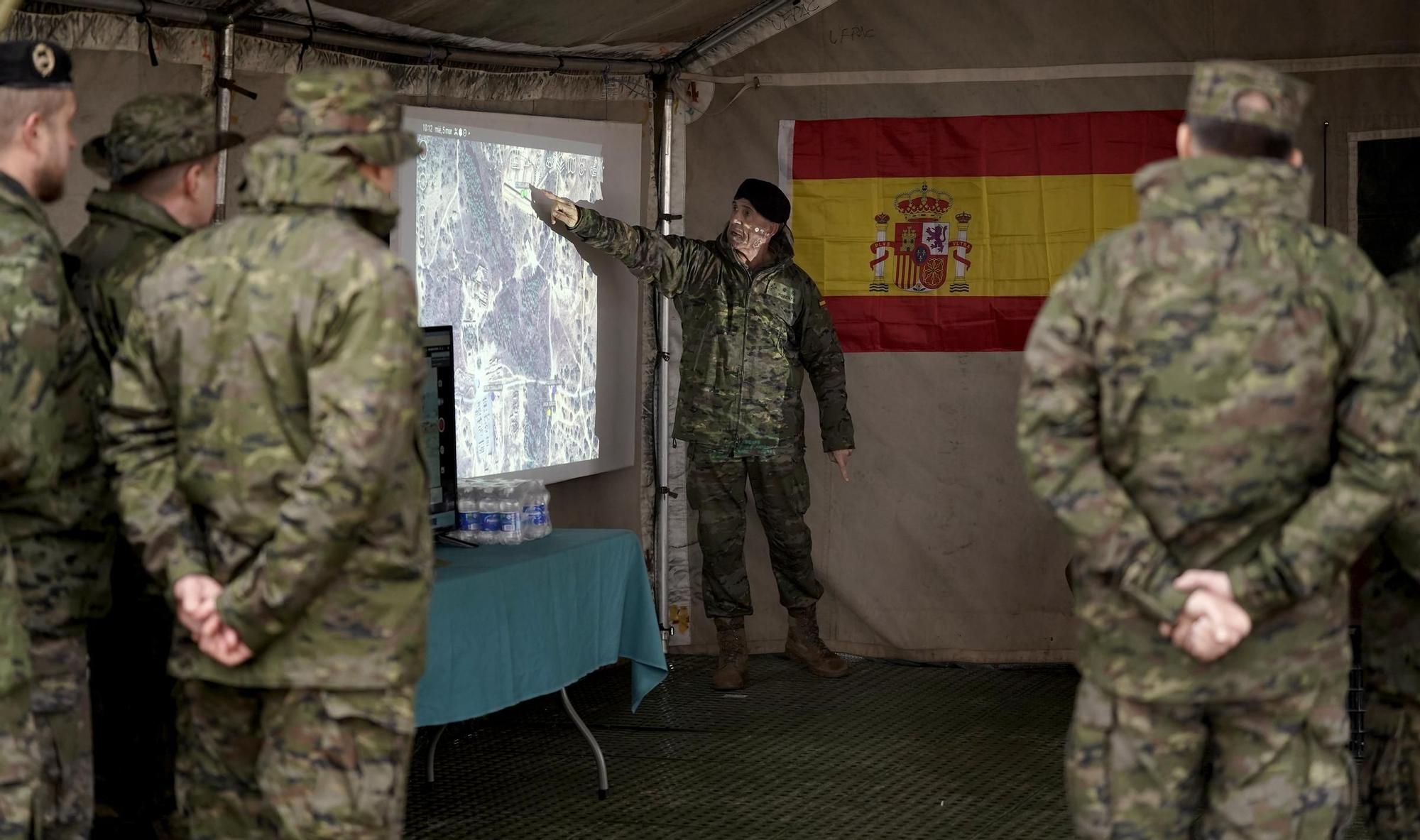Visita del rey Felipe VI a la unidad de formación para el combate de ucranianos en la Academia de Infantería de Toledo
