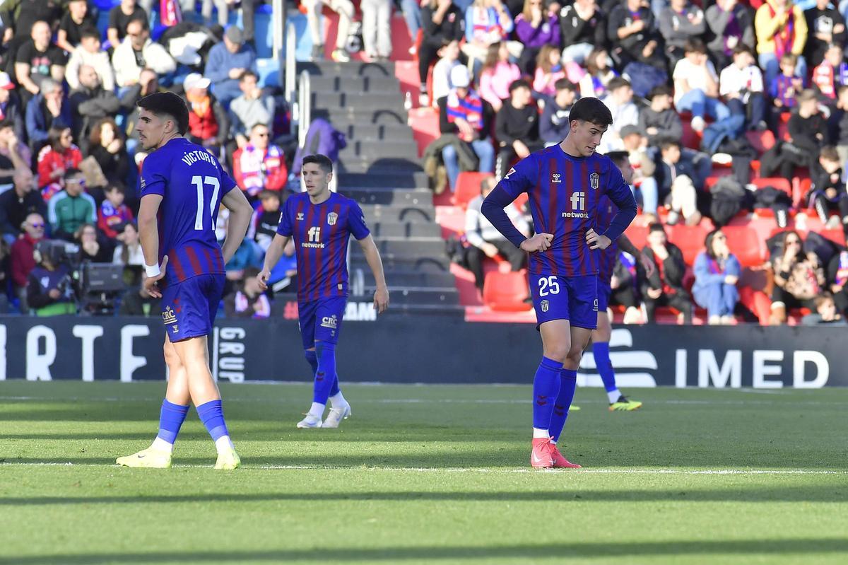 Eldense-Cádiz: El Eldense de Ponz toca fondo (1-4)