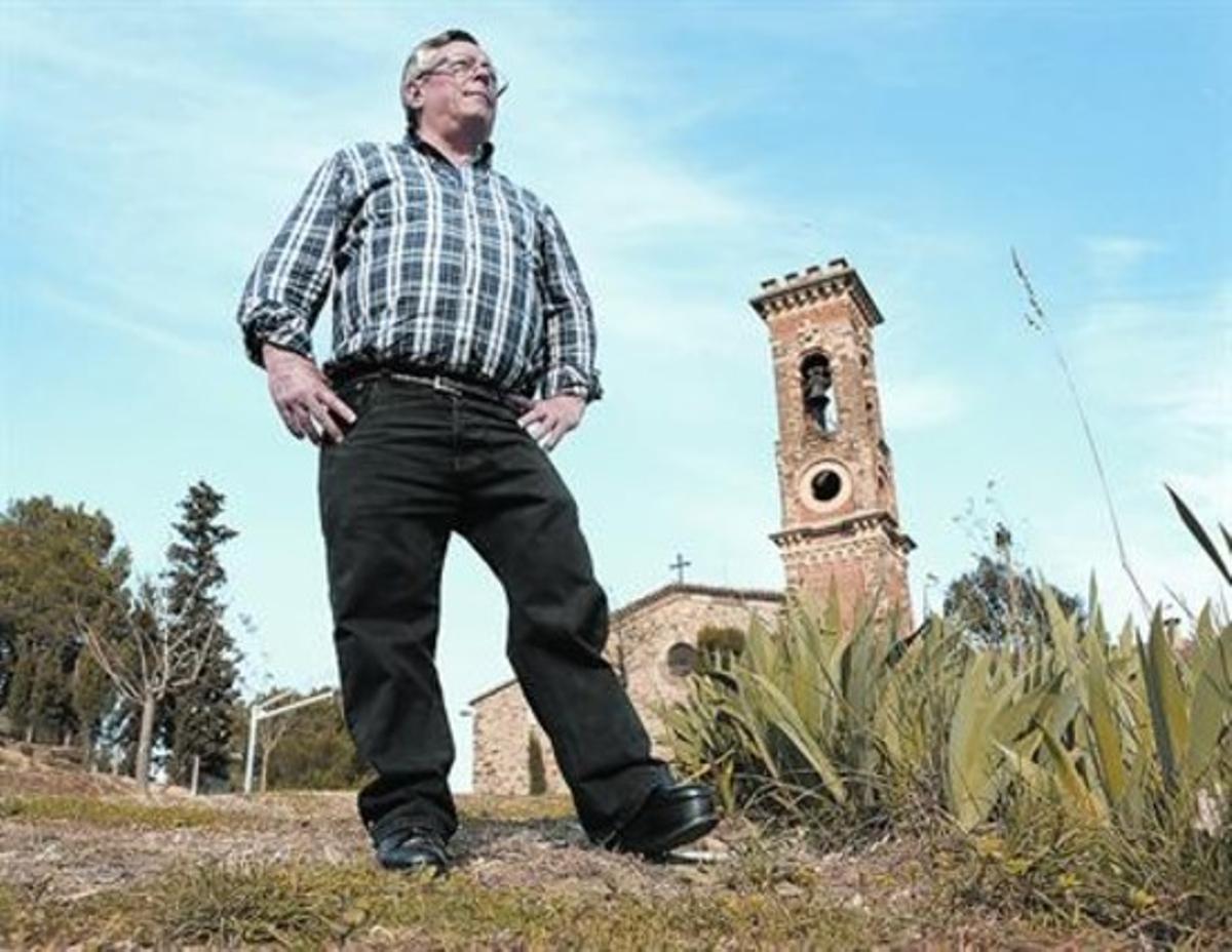 Contemplando el paisaje. Josep Maria Llorente, junto a la iglesia de Castellbell i el Vilar. Contemplando el paisaje. Josep Maria Llorente, junto a la iglesia de Castellbell i el Vilar.