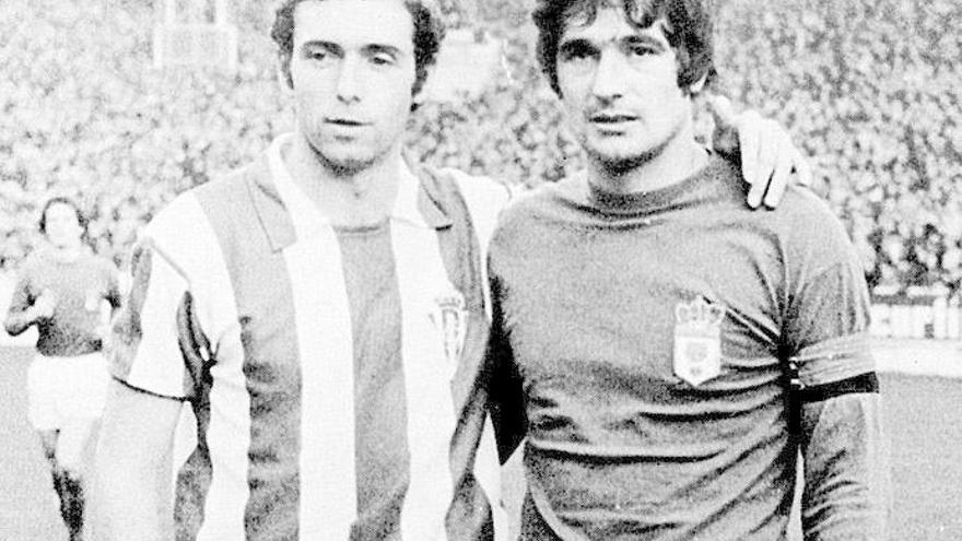 Tensi, con Quini, en un partido contra el Sporting