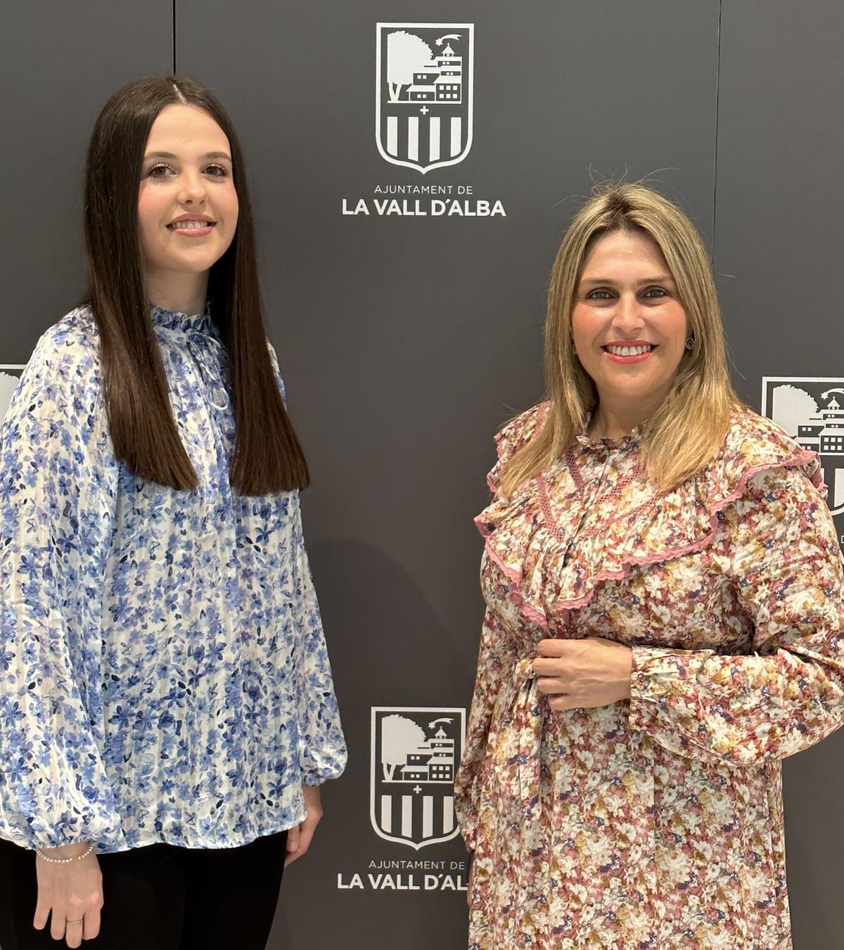 La nueva reina de las fiestas, Idaira Alba Traver (i), junto a la alcaldesa, Marta Barrachina.