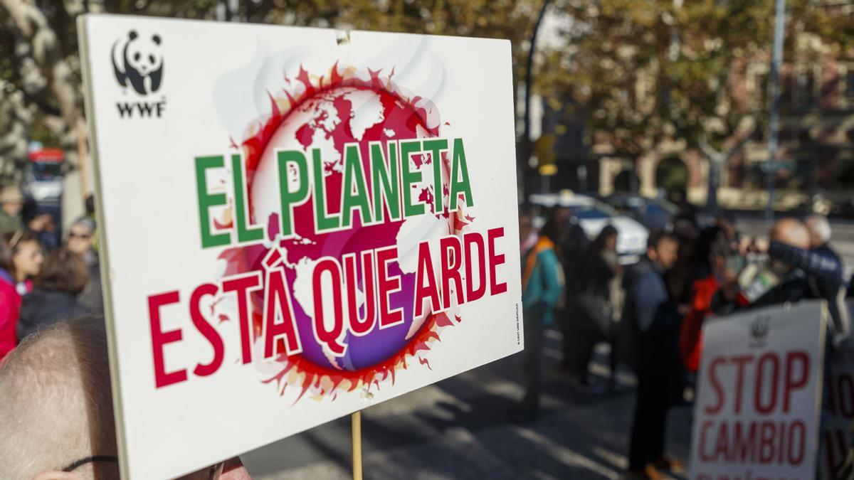 Manifestación en Zaragoza ante la celebración de la Cumbre del Clima en Dubái.