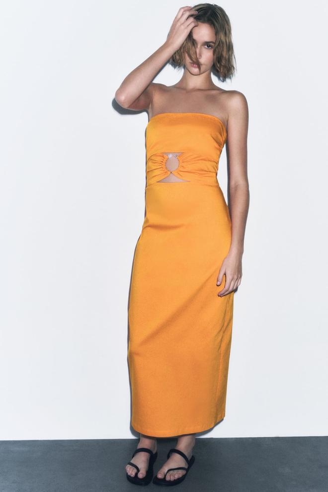Vestido naranja con escote palabra de honor y detalles 'cut out' de Zara