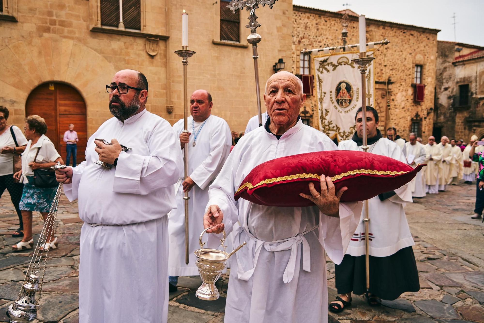 FOTOGALERÍA | Así fue la apertura de la Puerta Santa en la concatedral de Santa María de Cáceres