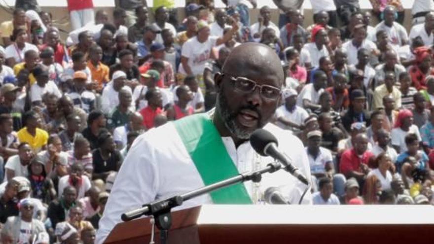 Libèria L&#039;exfutbolista George Weah pren possessió com a president