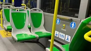 Unas adolescentes se niegan a ceder asiento a ancianos con el autobús lleno y se desata la batalla en TikTok