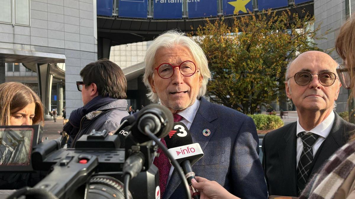 Josep Sánchez Llibre, presidente de Foment del Treball, a las puertas del Parlamento Europeo haciendo declaraciones a la prensa.
