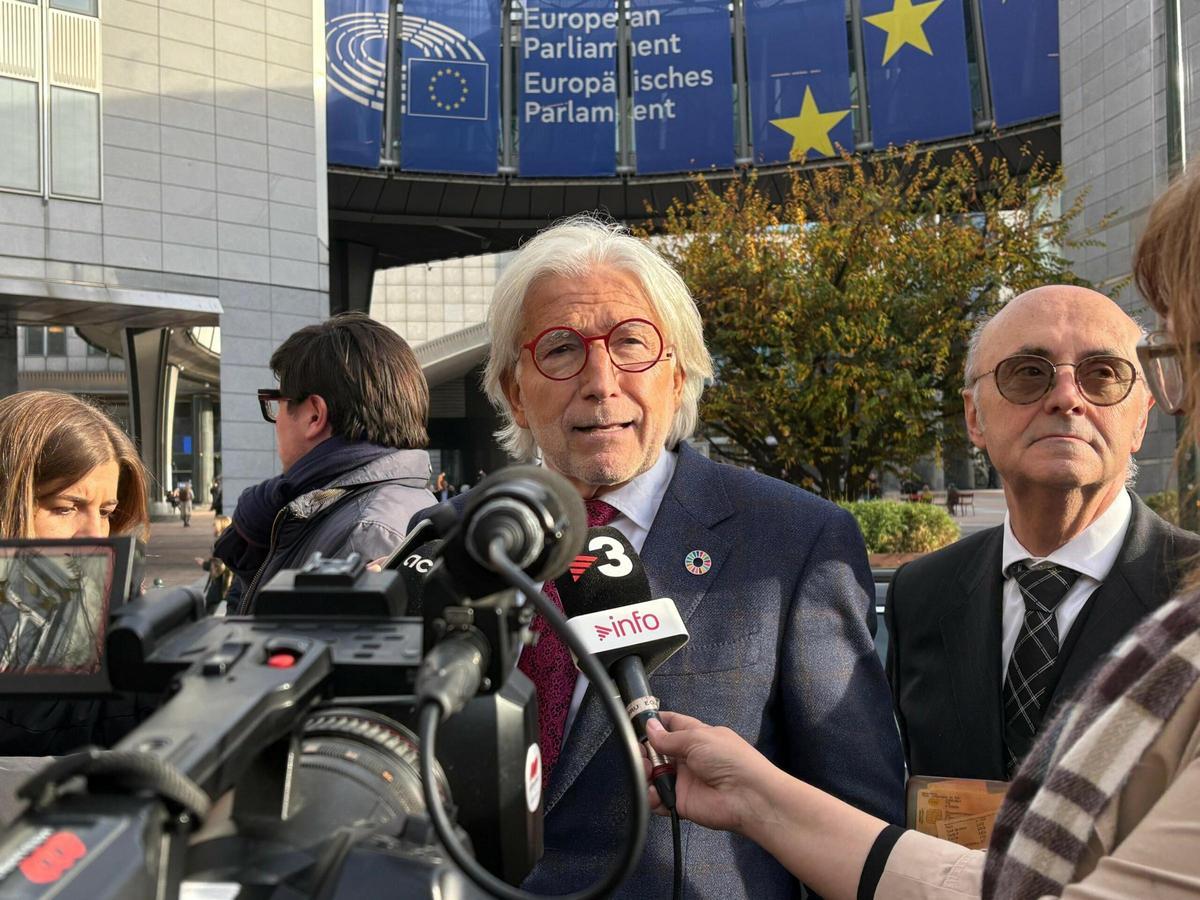 Josep Sánchez Llibre, presidente de Foment del Treball, a las puertas del Parlamento Europeo haciendo declaraciones a la prensa.