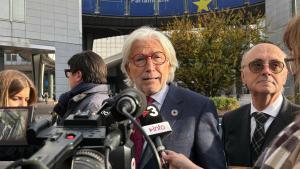 Josep Sánchez Llibre, presidente de Foment del Treball, a las puertas del Parlamento Europeo haciendo declaraciones a la prensa.