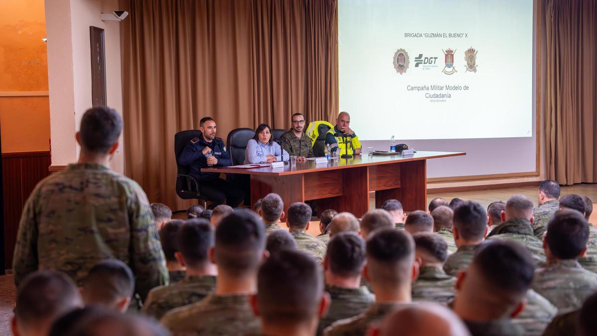 La Brigada Guzmán el Bueno X organiza una mesa redonda sobre tráfico y seguridad vial.