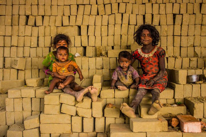 Cuatro niños sobre bloques de construcción