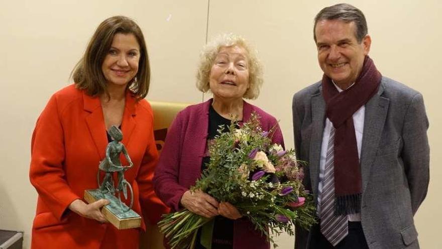 María Xosé Queizán, flanqueada ayer por Uxía Blanco y el alcalde de Vigo, Abel Caballero.