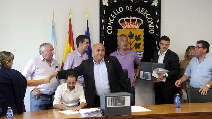 Pleno de 2012 en el que Abegondo aprobó de forma provisional el PXOM con los únicos votos a favor del PP.