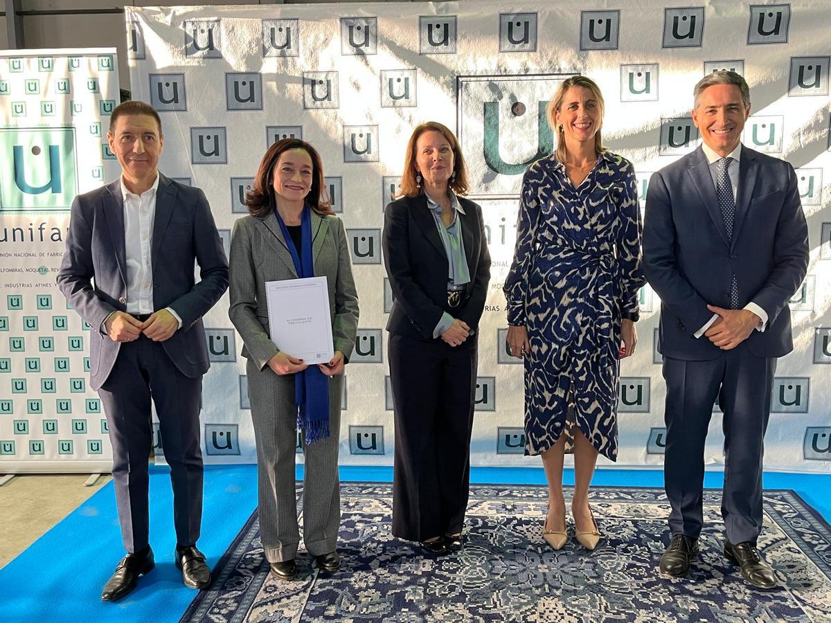 Foto de familia en el acto organizado por Unifam en la fábrica Alfombras Imperial este lunes por la tarde