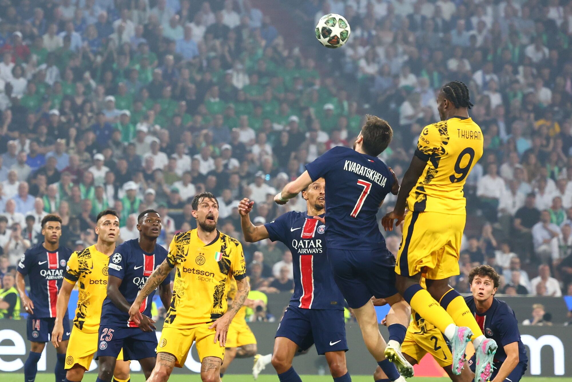 Munich (Germany), 31/05/2025.- Khvicha Kvaratskhelia (2-R) of PSG and Marcus Thuram (R) of Inter in action during the UEFA Champions League final between Paris Saint-Germain and Internazionale Milano, in Munich, Germany, 31 May 2025. (Liga de Campeones, Alemania) EFE/EPA/ANNA SZILAGYI
