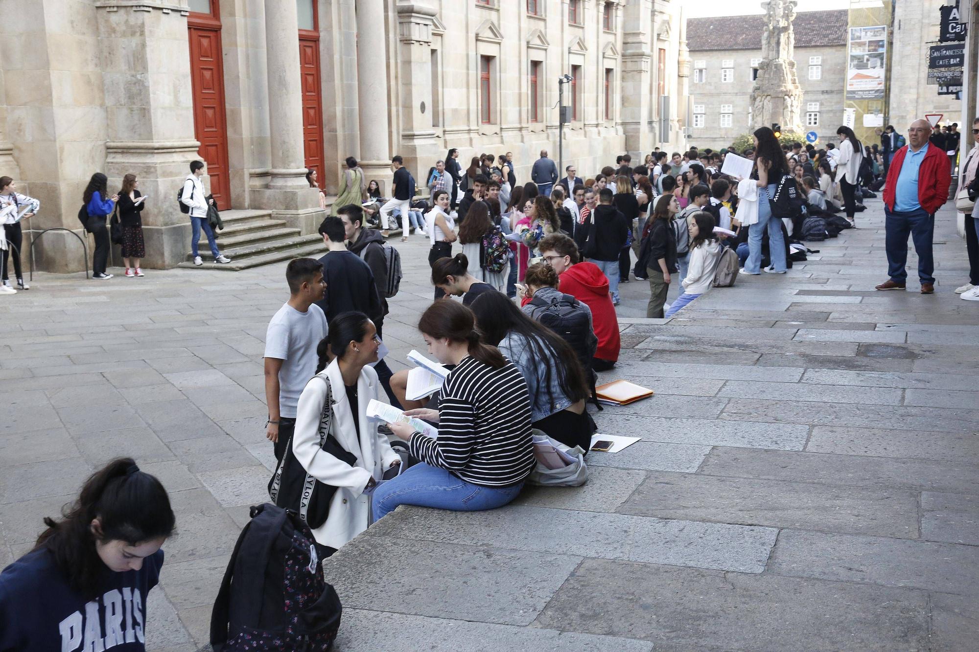 Estudiantes esperando para entrar en la Facultad de Medicina