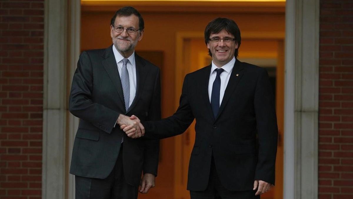 Mariano Rajoy y Carles Puigdemont durante la reunión que mantuvieron en el Palacio de la Moncloa.