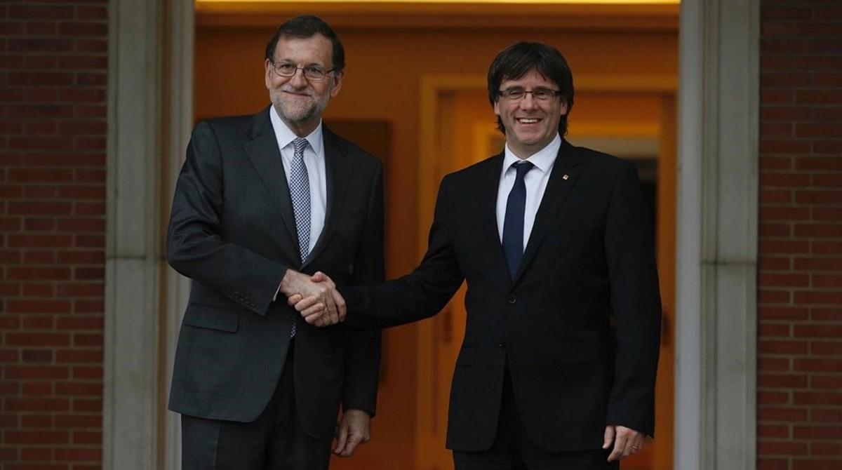  Mariano Rajoy y Carles Puigdemont durante la reunión que mantuvieron en el Palacio de la Moncloa.