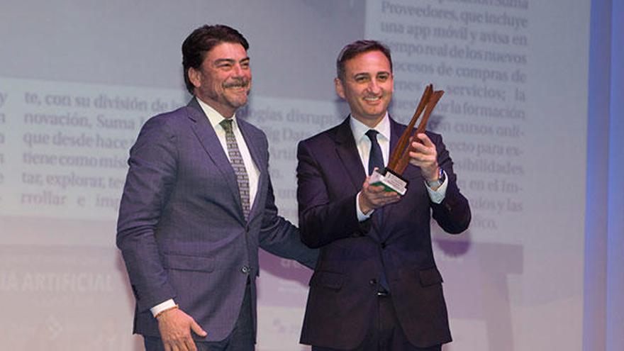 El presidente de la Diputación, César Sánchez, muestra su estatuilla tras recibirla de manos del alcalde de Alicante, Luis Barcala.