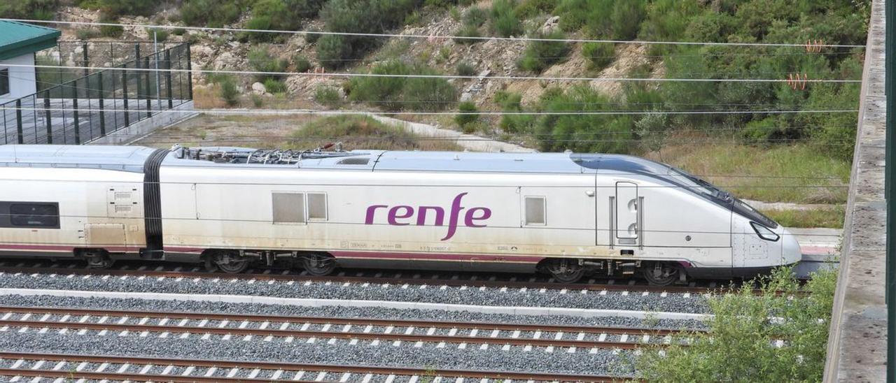 Pruebas del tren Avril en el tramo de Ourense a Madrid.    | // F. CASANOVA