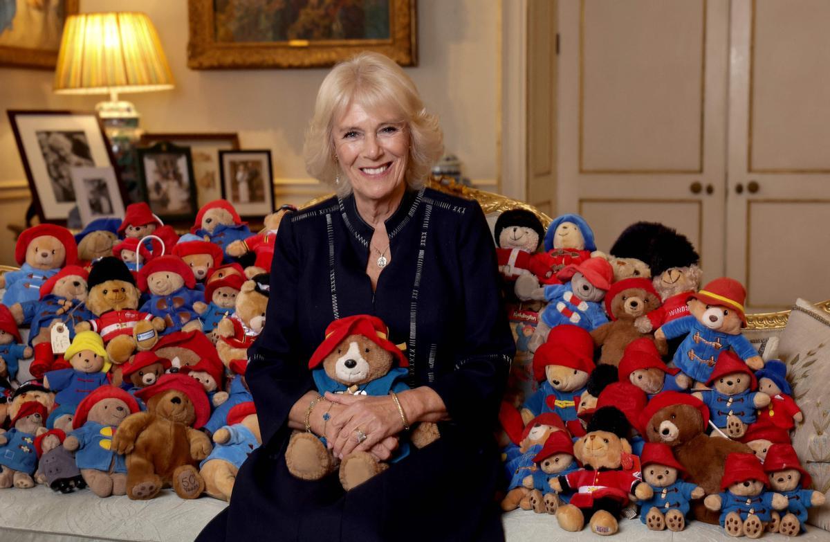 Camilla Parker posa con varios osos Paddington en Clarence House