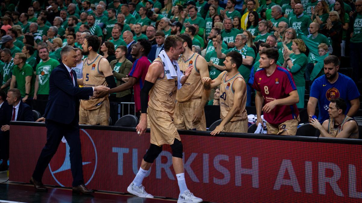 Saras y Vesely felicitan al resto del equipo