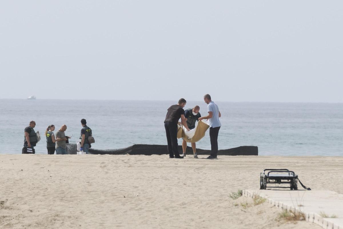Investigan el hallazgo del cadáver descompuesto de un bebé en una playa de Roda de Berà