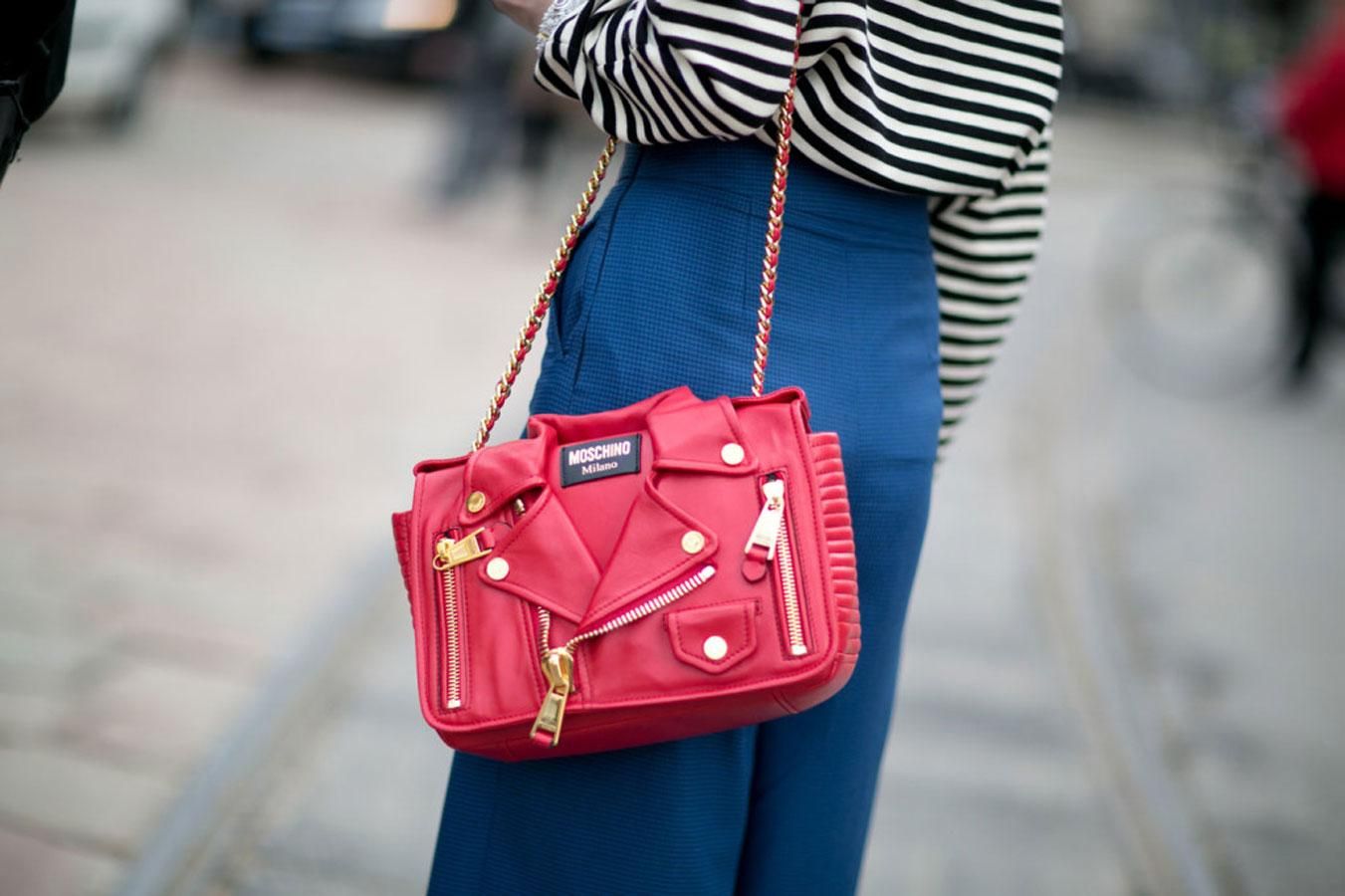 Bolso de Moschino en forma de biker de cuero