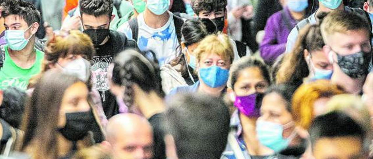 Pasajeros en el andén del metro en hora punta. | MANU MITRU