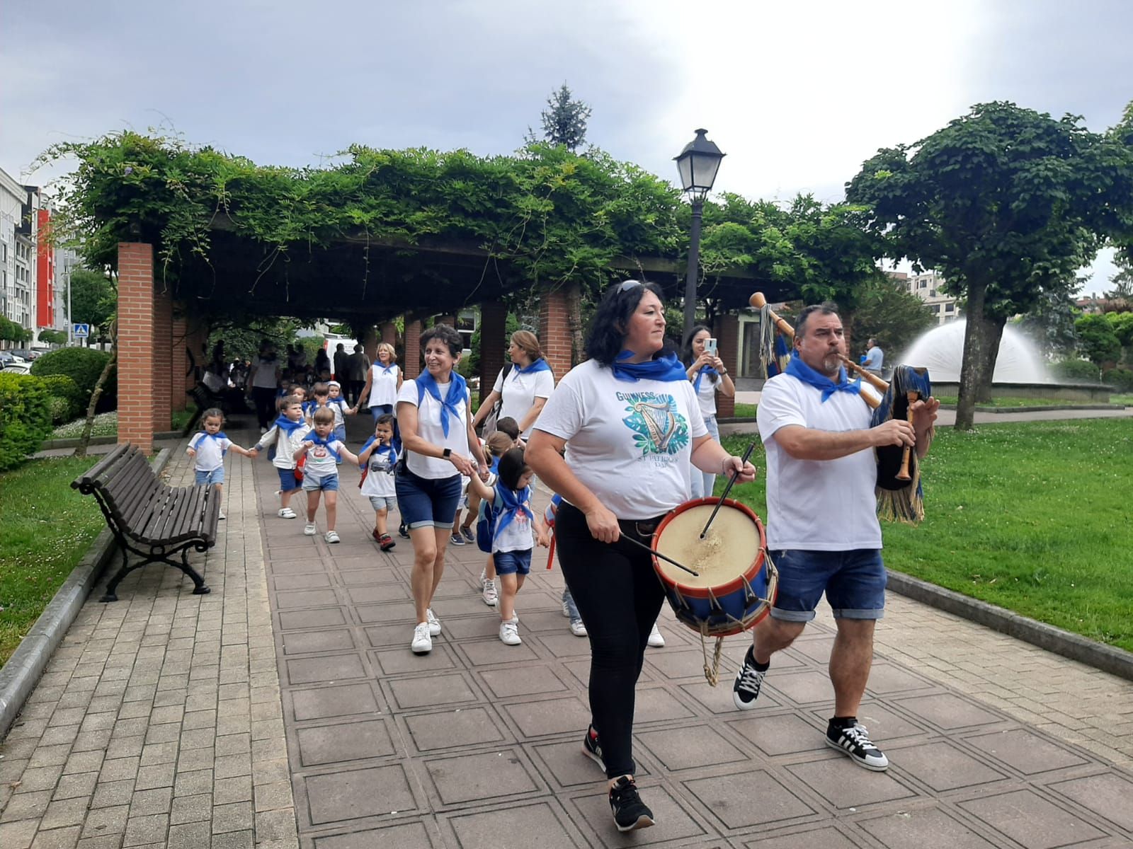 Los niños de la Pola ensayan para el Carmín: así ha sido la romería de la Escuela Peña Careses