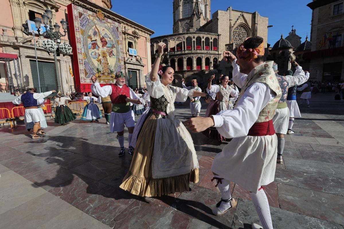 La 'dansà dels pobles' toma la Plaza de la Virgen
