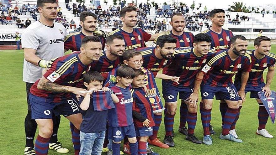 Los futbolistas del Poblense posan en la foto previa al partido ante el Tropezón.