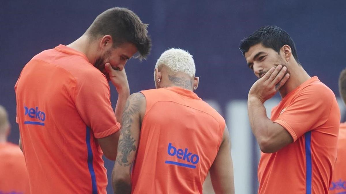 Piqué, Neymar y Suárez, en el entrenamiento previo del Barça antes de ir a Gijón.