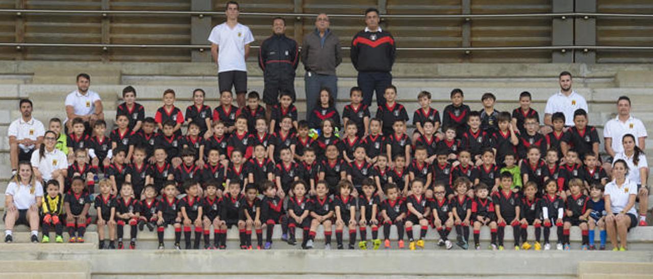 Foto de familia con los jugadores y técnicos que están en los diferentes equipos de la Escuela del Unión Viera, con el presidente del club Francisco Ramos al frente de todos.