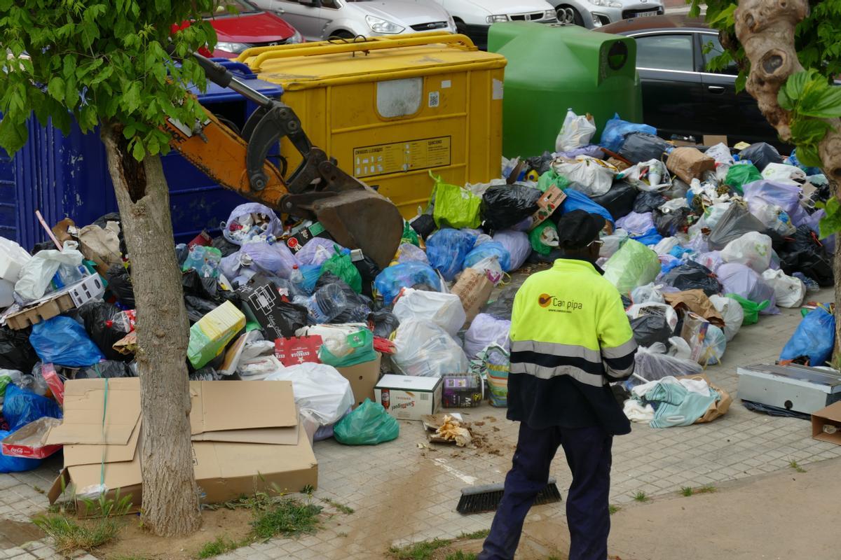 Recolida de deixalles als carrers de Figueres.