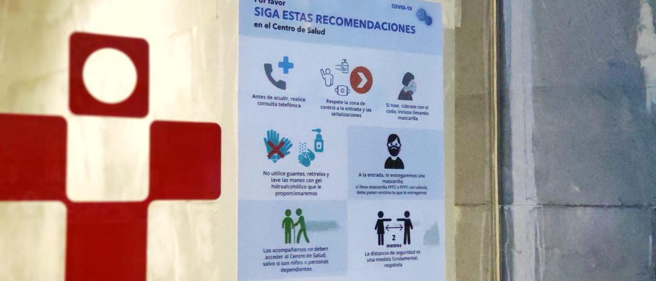 Cartel informativo sobre medidas de seguridad para prevenir el coronavirus, COVID-19, en los centros de Salud. Entrada de Urgencias del Centro de Salud de La Ería, en Oviedo.