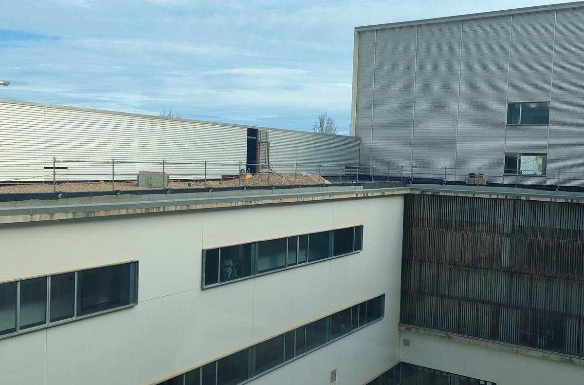 Deben acometarse obras urgentes para evitar las goteras y "cascadas" de agua