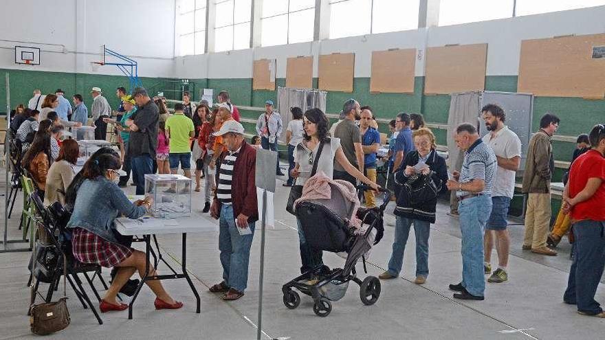 Votaciones en el pabellón de Rodeira en 2015. // Gonzalo Núñez