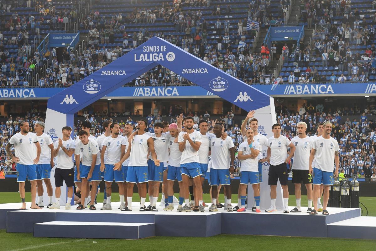Así fue la invasión de aficionados en el campo en la celebración tras el partido en Riazor
