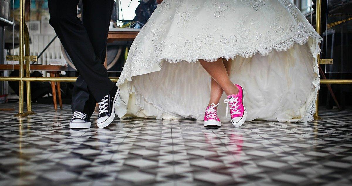 Unos novios con zapatillas deportivas.