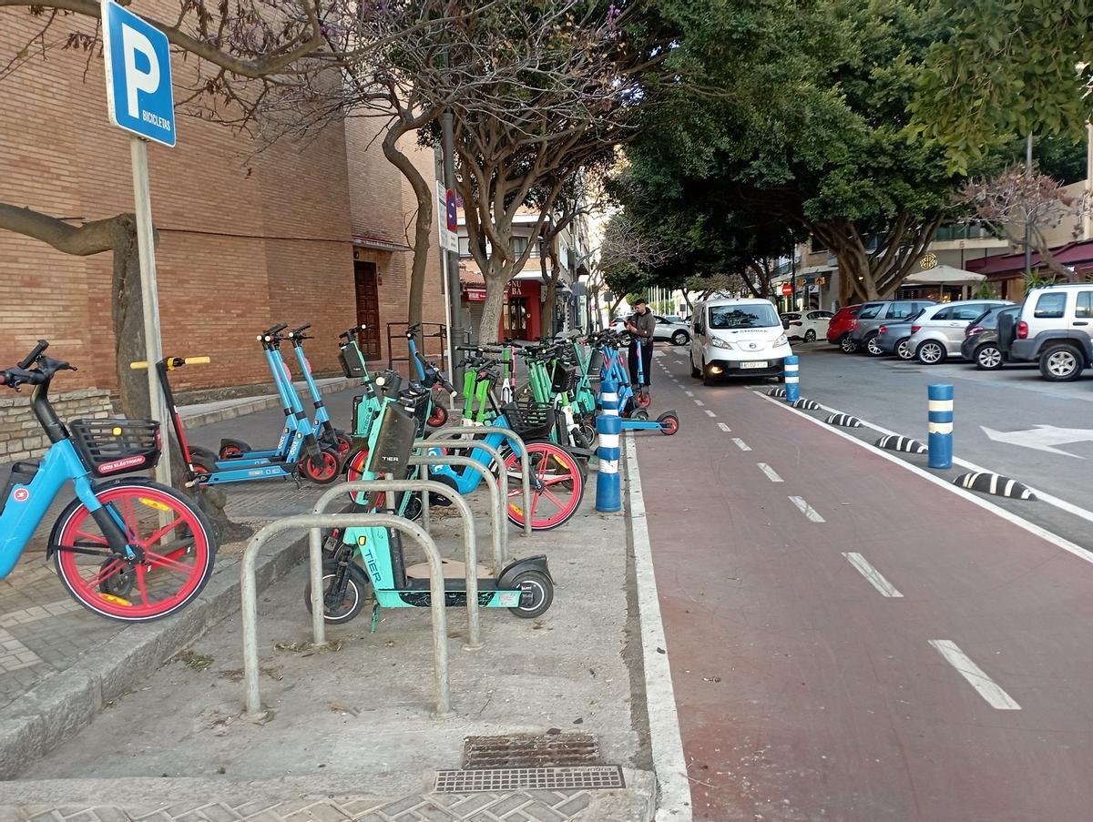 La Asociación de Vecinos de La Malagueta reclama el traslado de este aparcamiento de bicis y patinetes por el riesgo de accidente al estar junto a la parroquia.