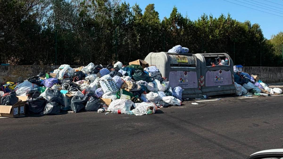 Acumulación de basuras en una calle de una urbanización de Llucmajor, este verano