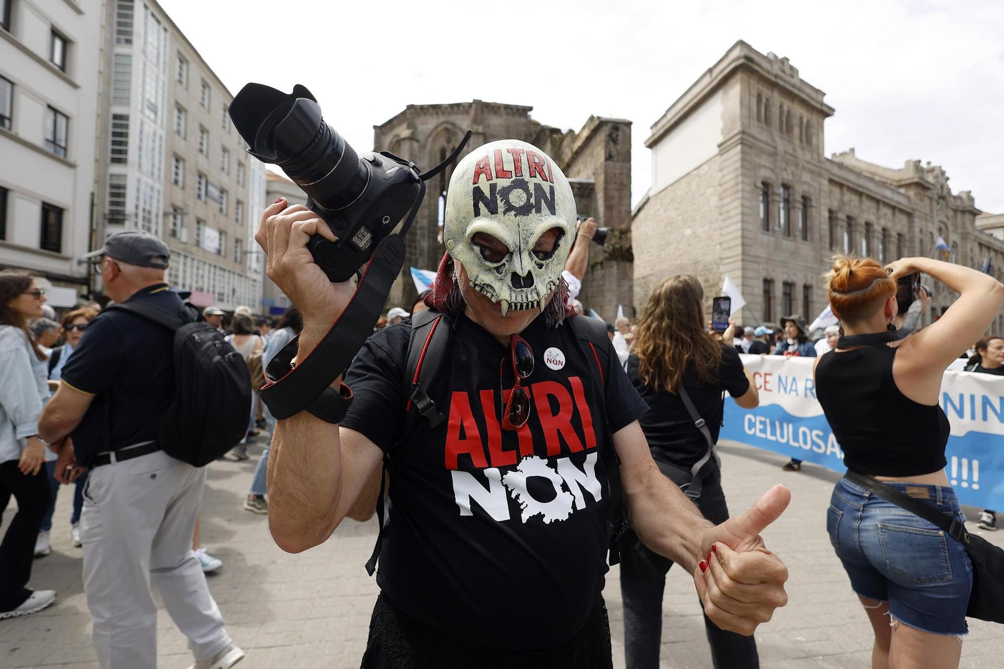 Miles de gallegos marchan de Pontevedra hasta Lourizán en protesta por las celulosas de Ence y Altri