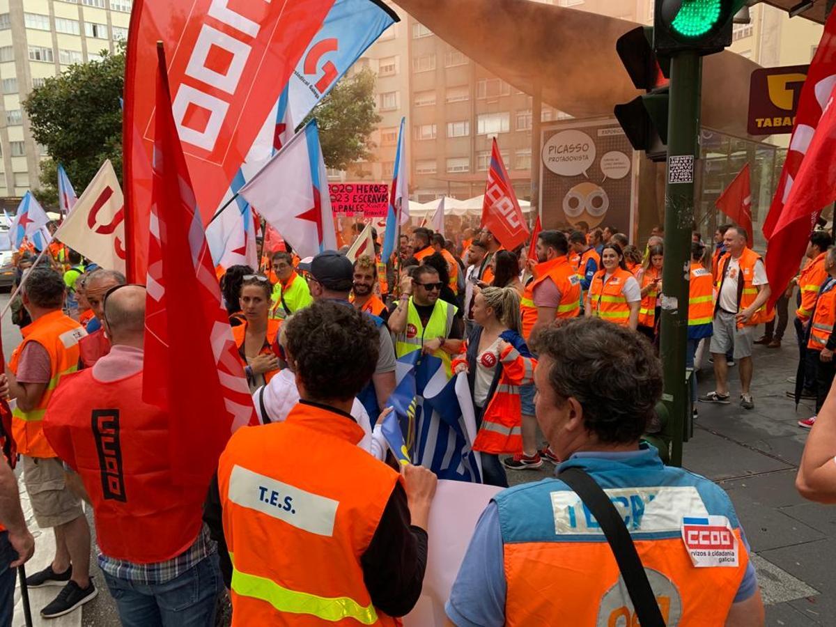 Trabajadores de las ambulancias en la salida de la manifestación, en la Plaza Roxa de Santiago