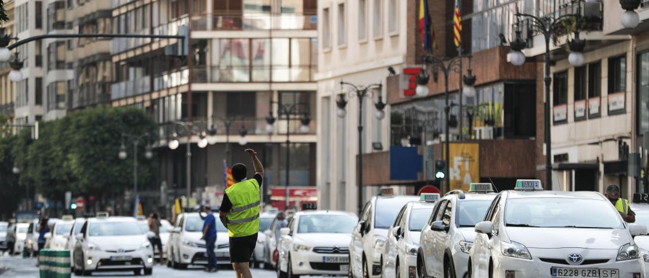 Huelga de taxistas celebrada en València el pasado verano, en una imagen tomada en la calle Colón.