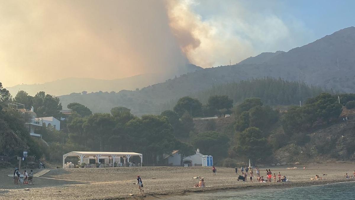 Incendio en Portblou desde la playa