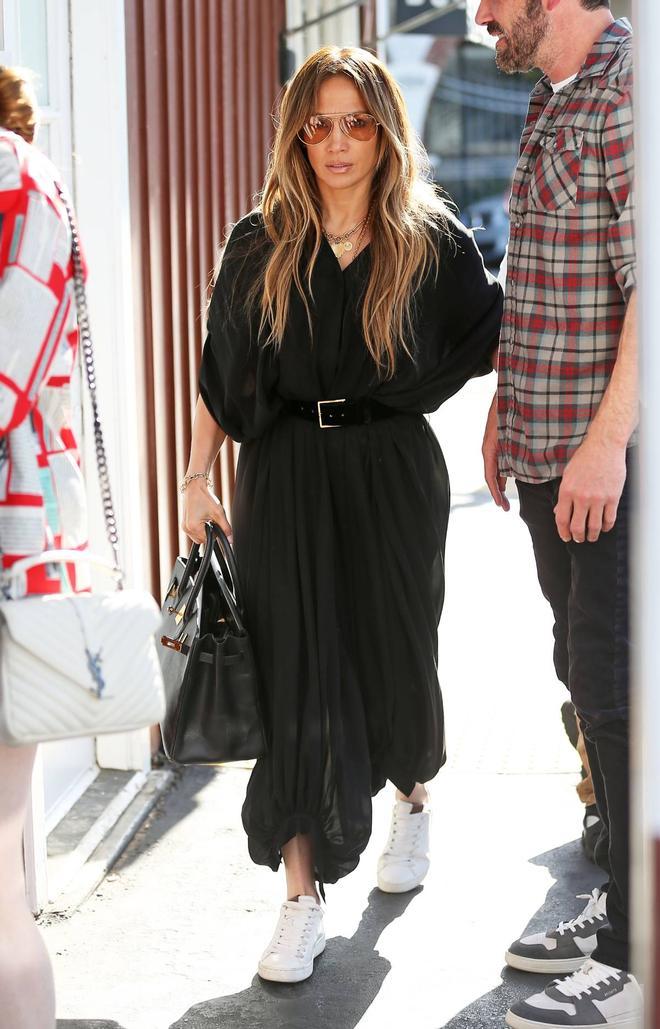 Jennifer Lopez con mono negro y zapatillas blancas