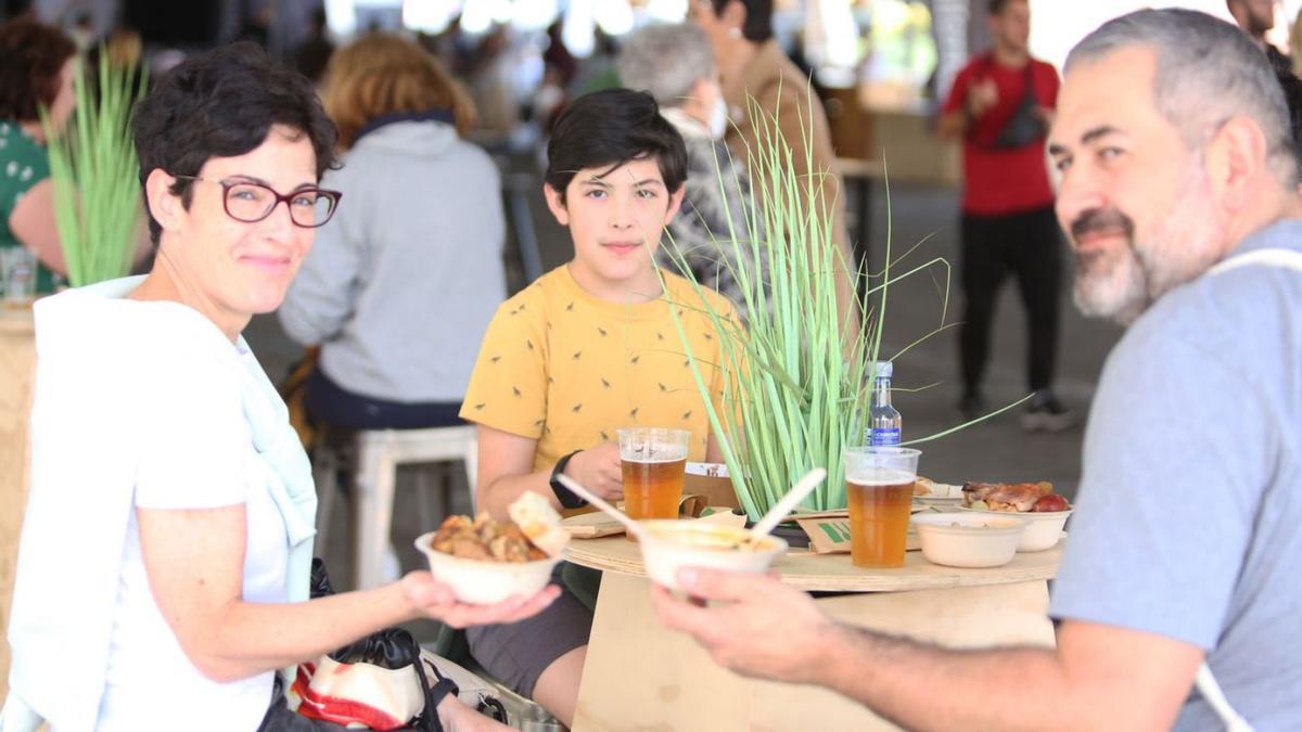 Una familia degusta tapas de los cocidos en la jornada de ayer. |   // BERNABÉ/ANA AGRA