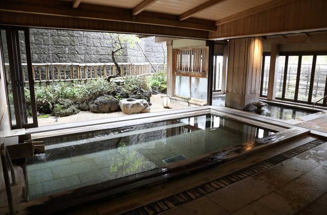 Baños termales de un ryokan japonés