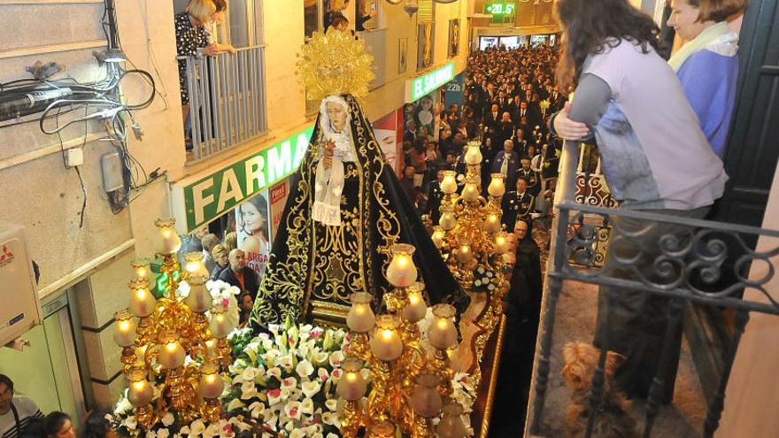 La procesión de la Marededéu de les Bombes, que ayer salió de la céntrica iglesia de El Salvador.